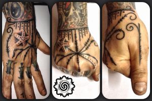 mentawai tattoo, hand poking, suku suku tatau