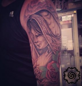 woman tattoo with rose - modern tattoo - suku suku tatau